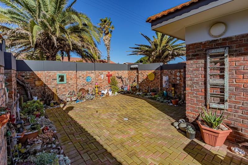 6 Bedroom Property for Sale in Fraaiuitsig Western Cape